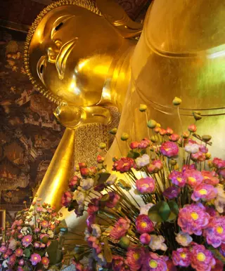 Den liegenden Buddha von Wat Pho bestaunen